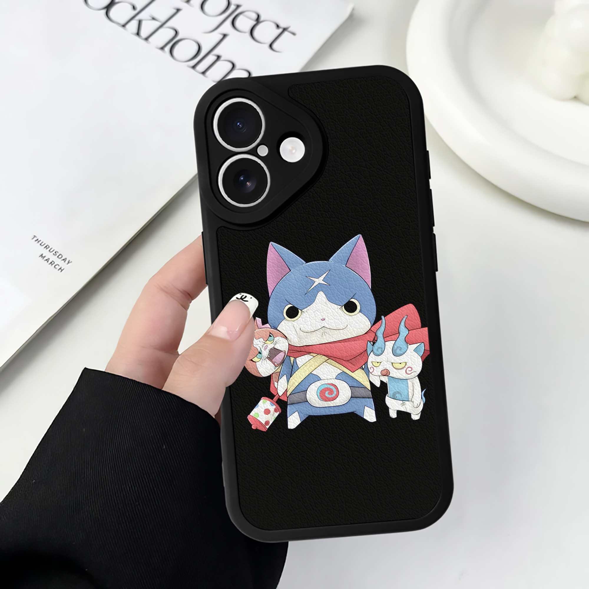 （画像用） 妖怪ウォッチ Yo-kai Watch 【iPhone 16シリーズ対応】シリコンスマホケース（レザー調） 材質：シリコン